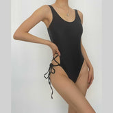 Traje de baño de una pieza con cordones y aberturas